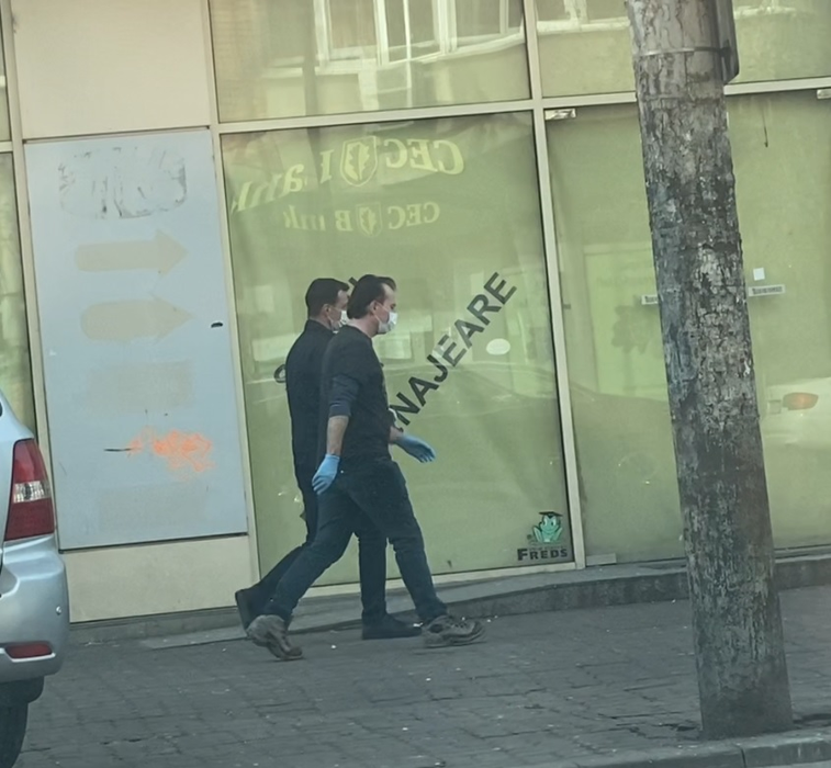 “Premierul fără mandat”  a luat-o la pas către o cafenea
