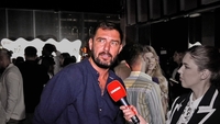 Prezentatorul Antenei s-a întors la patroneasă! După ce a jonglat toată vara cu altele, Cătălin Cazacu pare că și-a pus coada între picioare