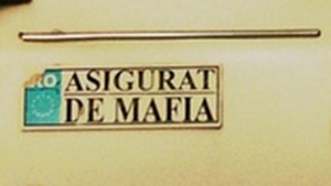 "Asigurat de mafia" Soferul unei Dacii Papuc din Capitala starneste hohote de ras cand iese in trafic! Ce ascunde acest mesaj