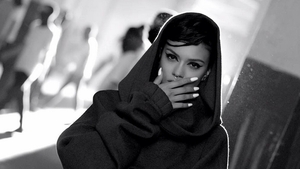 Karmen a lansat un nou clip şi e de nerecunoscut! Fiica lui Adrian Minune un nou look  