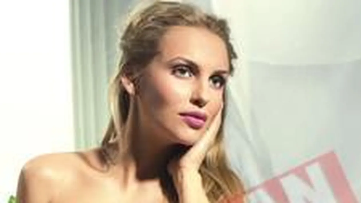 Andreea Spataru poarta masca de protectie