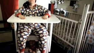 Un american vrea sa fie toata viata bebelus! Poarta scutece si este hranit cu biberonul
