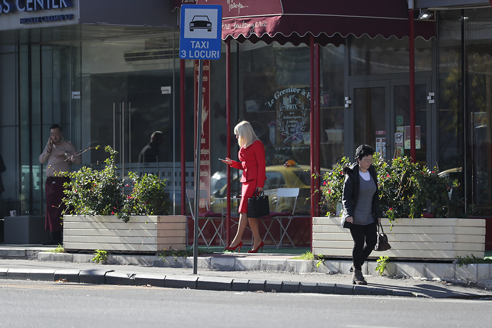 Elena Udrea iese şi ea din local, la scurt timp după Traian Băsescu