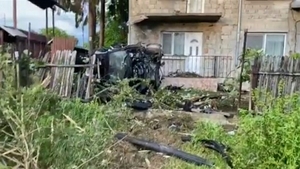 Un tânăr din Dâmbovița a zburat cu mașina pe șosea. A spulberat un gard și s-a oprit în balconul unei case