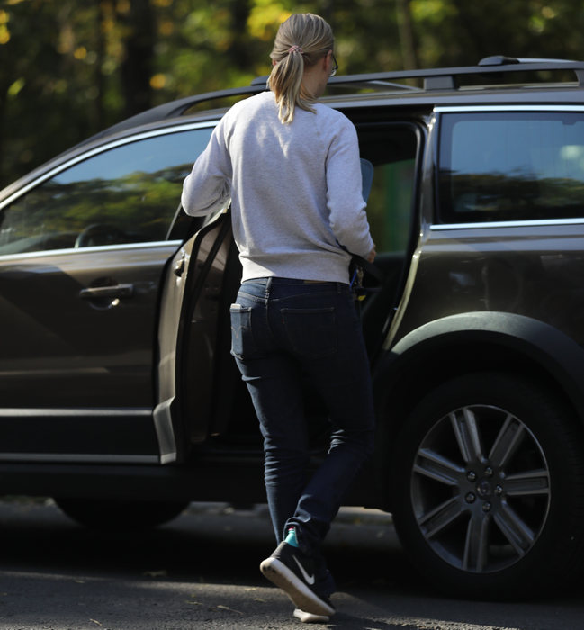 Ieva Govadaite, soţia boss-ului PRO TV, la o plimbare relaxantă în parc