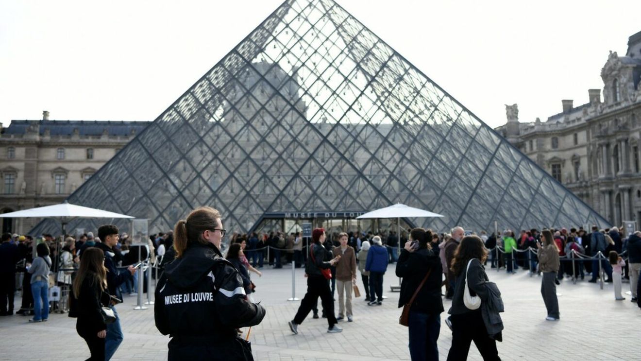 Au fost arestați 2 suspecți în cazul jafului de la Muzeul Luvru. Unul dintre ei încerca să fugă în Algeria