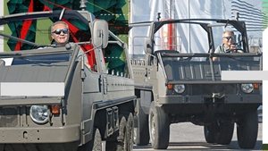 Apariție ca-n filmele cu Rambo, la Mamaia! Marcel Butuza, ”Regele asfaltului” din Brașov, a ajuns la restaurant cu un automobil militar!