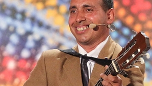 Gigel Frone, mini-Banderas de la "Romanii au talent", traieste cu 350 de lei pe luna, pensie de handicap! Imparte pliante si a avut o emisiune la TV!