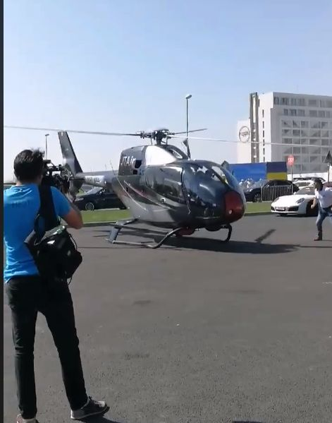 Noi imagini cu elicopterul din Mamaia: zboară foarte jos și mai mulți oameni sunt aproape de a fi loviți de panourile căzute