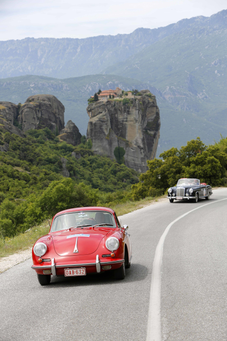 Peste 250 de maşini clasice din cadrul raliului Tour Amical 2017 sunt expuse în curtea Ţiriac Collection!