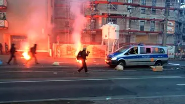 Imagini primite de la cititorii CANCAN.ro! Proteste violente in Frankfurt, anarhistii s-au luat la bataie cu politia