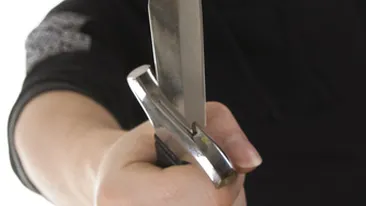 Jaf la o benzinarie din Deva! Un angajat a fost ranit cu un cutit!