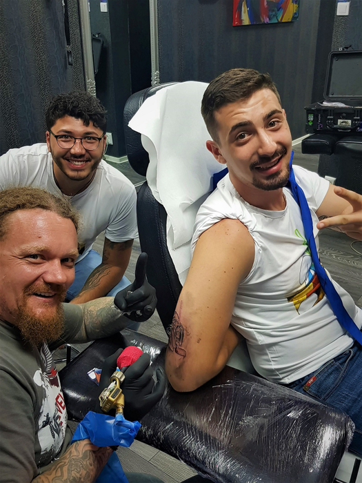 Bogdan Vandici, câștigătorul “Chefi la cuțite”, și-a făcut un tatuaj incredibil! Toată ”aventura” lui culinară a fost transpusă într-un desen