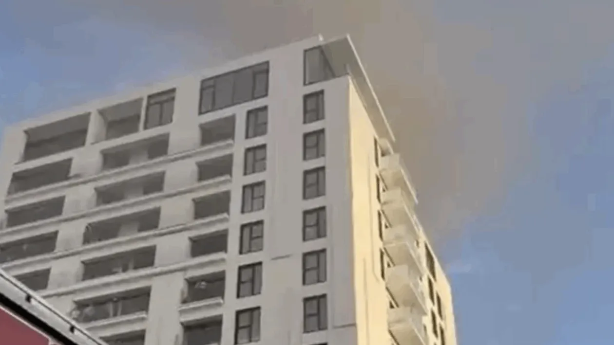 Incendiu violent într-un bloc de 11 etaje din București! 17 persoane au ajuns la spital