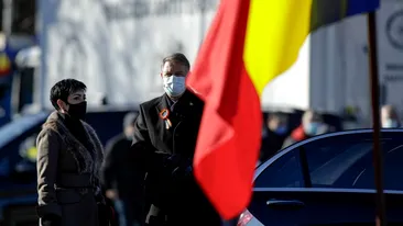 Cine e femeia care a stat lângă Klaus Iohannis la parada militară de 1 decembrie? Prezenţa sa nu a trecut neobservată. FOTO