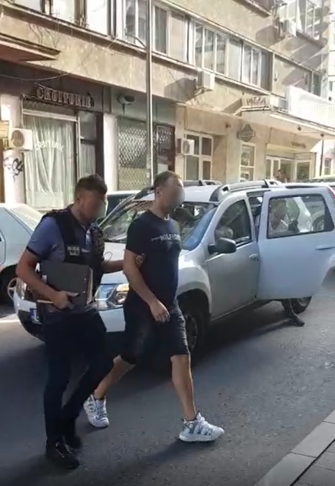 Unul dintre suspecți este adus la audieri, în cazul jafului din Centrul Vechi