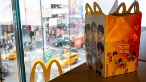 O fetiță de doi ani a ajuns la spital după ce a fost la McDonald`s. Ce conținea lichidul suspect pe care l-a consumat