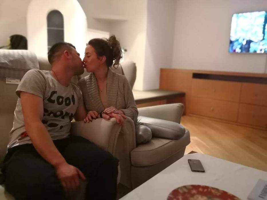 Larisa Drăgulescu s-a logodit! Fosta soţie a lui Marian Drăgulescu şi-a refăcut viaţa alături de un bărbat mai tânăr! Iubitul ei a cerut-o de nevastă într-un cadru de basm