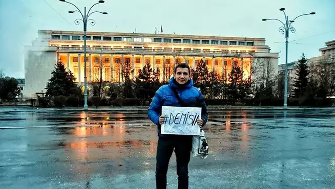 Alexandru Socol, protestatarul fotograf din Piața Victoriei, a murit. Avea doar 33 de ani
