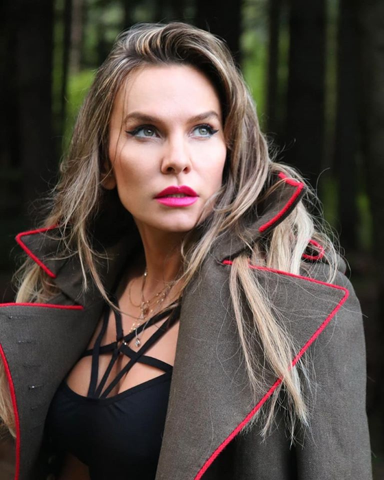 Anna Lesko a publicat poze topless și a lansat un atac dur la adresa unor dive din showbiz: “Pe tine te dezavantajează! Nu îmi prezintă încredere…”