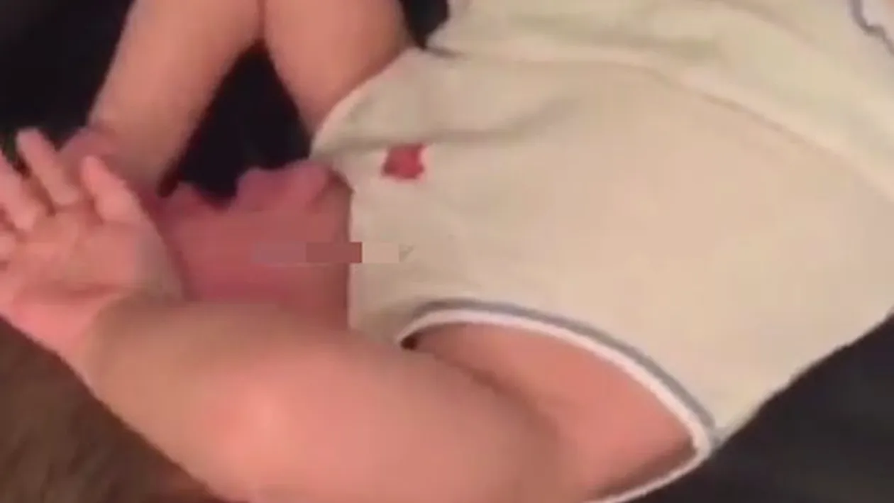 VIDEO - Imaginile care au SCANDALIZAT întreaga lume! O mamă îşi loveşte cu bestialitate băiţelul de doi ani dintr-un motiv incredibil 