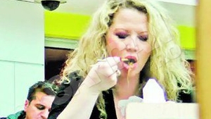 Scene hilare cu Oana Lis la mall. S-a rujat nonsalanta dupa ce a sutit servetelele de pe masa