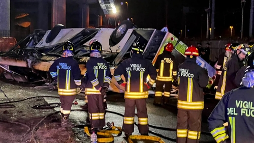 Familia de români care a pierit în accidentul de la Veneția, condusă pe ultimul drum. Rudele au așezat fotografii pe fiecare sicriu