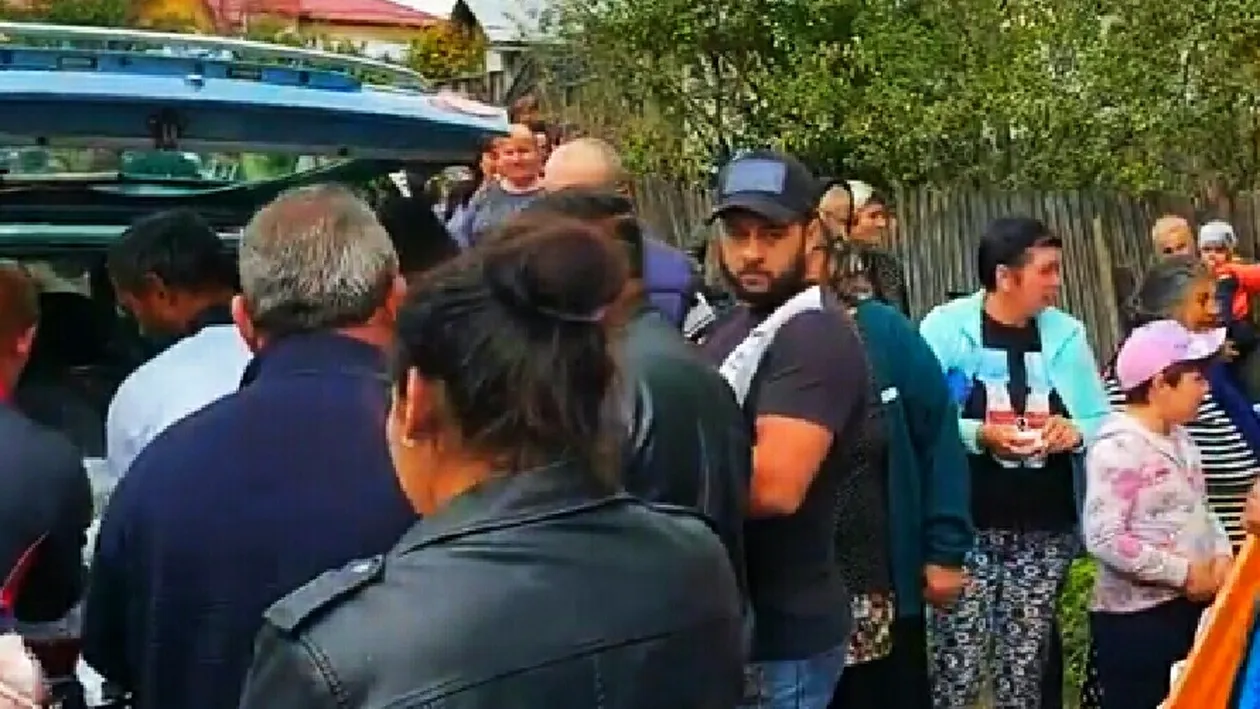 Fetița ucisă în Gura Șuții este condusă pe ultimul drum. Primele imagini de la înmormântare