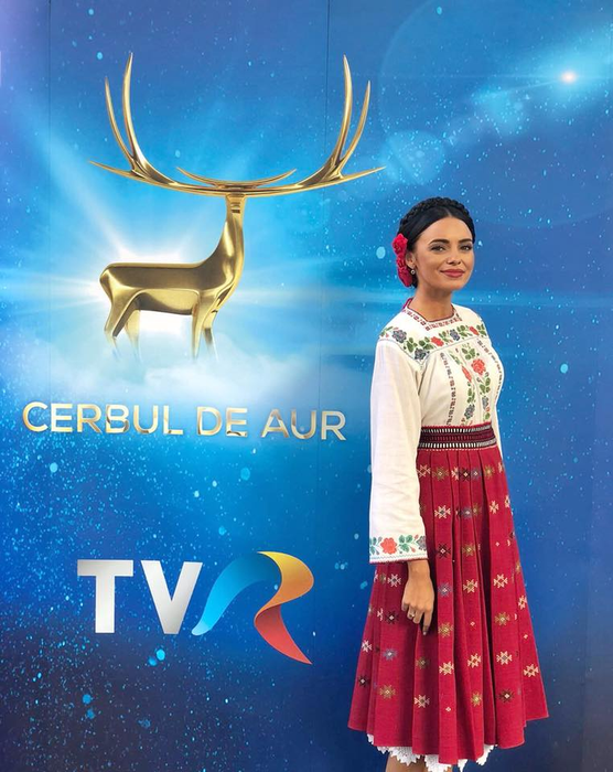 Cosmina Adam este noua asistentă de la Acces Direct! Cu ce s-a ocupat înainte să o înlocuiască pe Emily Burghelea care și-a dat demisia la TV