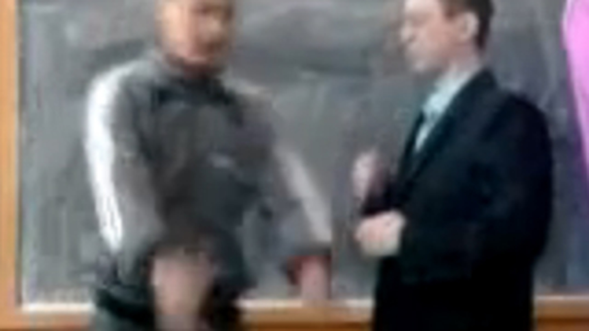 VIDEO Un elev isi ameninta profesorul cu bataia