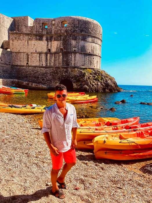 Mărturiile cutremurătoare ale lui Fabio, artistul lovit cu lanțul în figură de tatăl vitreg: ”Mi se pune un nod în gât când mă uit în oglindă!”