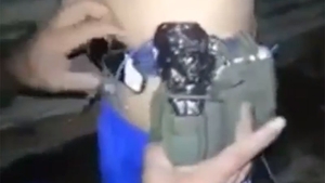 Video incredibil. Un copil de 7 ani purta asupra lui o bombă, iar un soldat din Irak a...