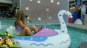 VIDEO Cu genunchii la gura! Roxana Vancea a prezentat stirile dintr-o rata gonflabila! Nu merge barcuta, baieti! De ce credeti? Pentru ca sunt grasa?