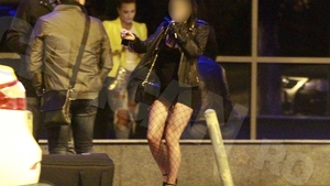 Mega-scandal la 5.00 dimineaţa între iubita lui ”Săgeata” şi o clientă fidelă a… bodyguarzilor. ”Bunesa” a târât-o de păr prin club pe fiica unui fotbalist celebru!