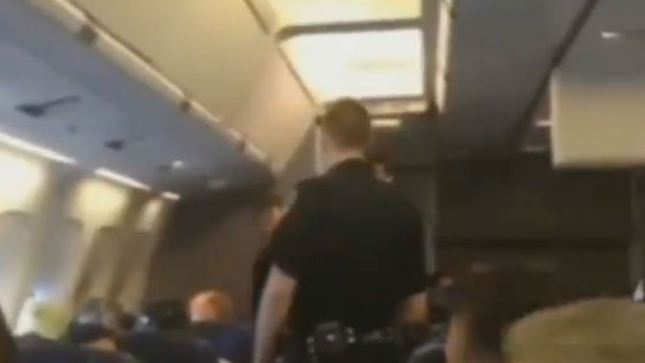 HAOS! Spaima si teroare intr-un avion! Incredibil ce au putut sa faca femeile din aeronava in timpul aterizarii de urgenta