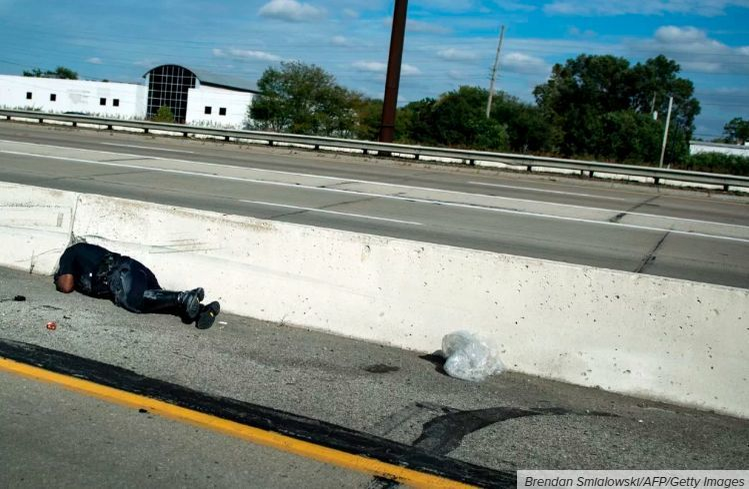 Motociclistul din coloana oficială a lui Donald Trump a făcut accident! Gestul uimitor al preşedintelui american
