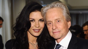 Michael Douglas spune ca o iubeste pe Catherine Zeta Jones, dar aceasta are propriile ei probleme