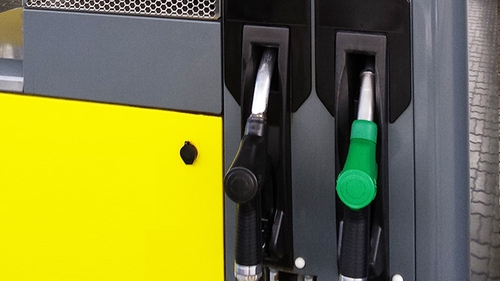 Soferilor nu le-a venit sa creada cand au vazut cat costa un litru de benzina! Aici e cel mai ieftin carburant din Bucuresti!