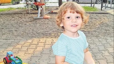 Părinţii lui Ionuţ Anghel se duc în fiecare zi la mormântul micuţului! Mama copilului ucis de câini aranjează mereu locul de veci