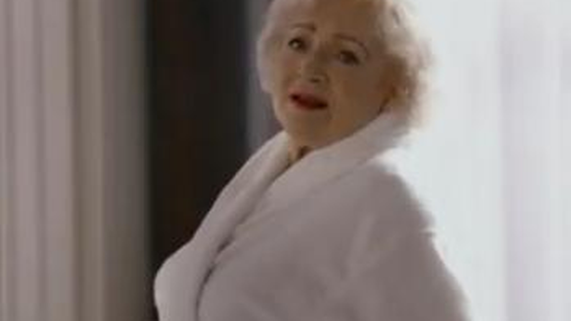 VIDEO Cel mai tare spot difuzat la Super Bowl! Vezi cum se iau la bataie Christina Aguilera, Blake si Adam Levine pentru Betty White!