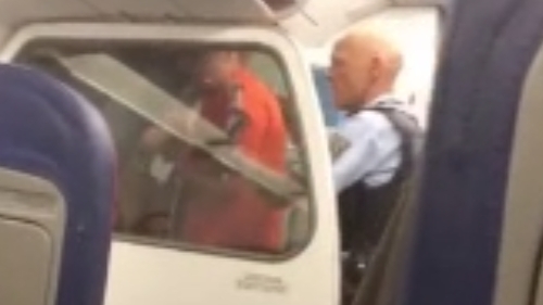Aterizare de urgenţă la Frankfurt din cauza unor pasageri români. Ce au făcut în avion