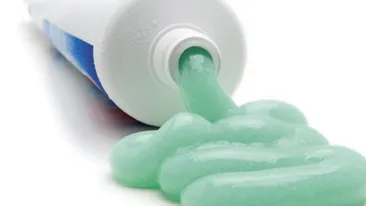 Le vezi pe toate rafturile, dar stii ce semnifica? Afla ce inseamna patratele colorate de pe tuburile de pasta de dinti