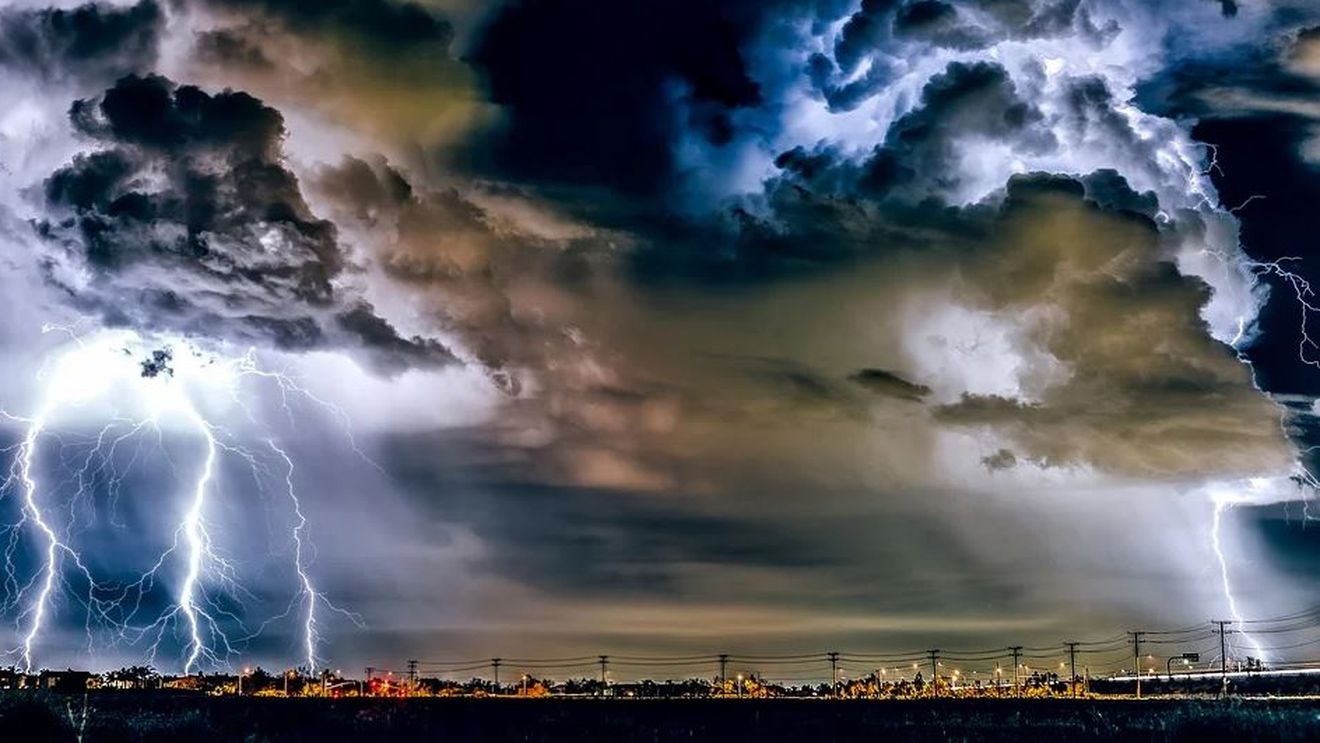 Fenomenele meteo extreme din România vin cu urmări grave. Climatologii lansează o ipoteză bulversantă: cum poate să arate țara noastră în viitor