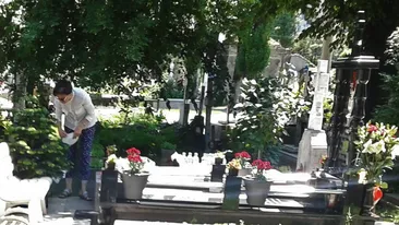 IMAGINI EXCLUSIVE Interlopul ar fi împlinit 58 de ani. Scene cutremurătoare la mormântul lui Fane Spoitoru: văduva a plâns pe cruce şi…