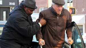 Robert de Niro, de nerecunoscut! Fotografiile în care apare vizibil îmbătrânit şi în cârje!