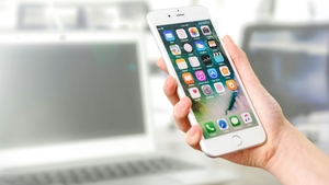 Faci cumpărături în exces, mai ales de Crăciun? iPhone a găsit o modalitate să îți reducă forțat cheltuielile