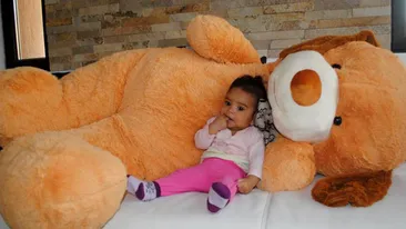 Uite ce cadou imens a primit fiica lui Laurette de 1 iunie! Taticul i-a luat cel mai mare urs de plus din magazine!