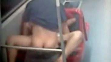 VIDEO Atentie, se inchid usile! a fost preludiul lor! Perversii astia doi au facut sex in metrou in toate pozitiile - Ea a luat scaunele in brate, el a luat-o pe la spate!