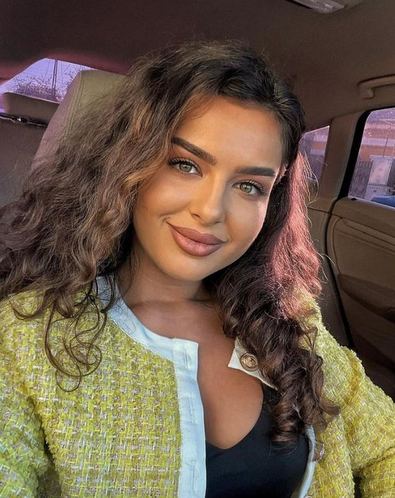 Oana Ciocan pozeaza in masina. Sursa foto: Instagram
