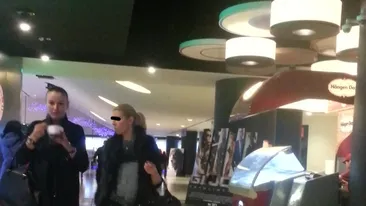 Distractie ca intre fete! Raluca Sandu s-a indulcit cu inghetata inainte de film. Vezi ce mare dezamagire a avut!